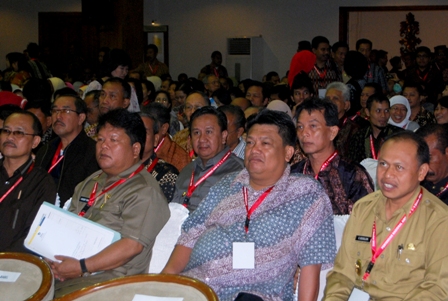 wabup-inhil-h-rosman-malomosaat-menghadiri-pernas-aids-iv-di-hotel-inna-garuda-di-yogyakarta-yg-dibuka-oleh-menko-kesra-ri-agung-laksonosenin-3-oktober-2011.jpg?w=300