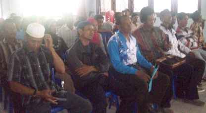 warga-desa-sialang-panjang-kecamatan-tembilahan-hulu-saat-mengahadiri-pertemuan-di-kantor-camat-rabu-5-10-2011.jpg?w=300