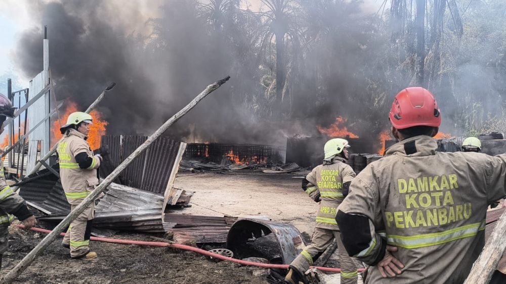 detik-detik-kebakaran-gudang-solar